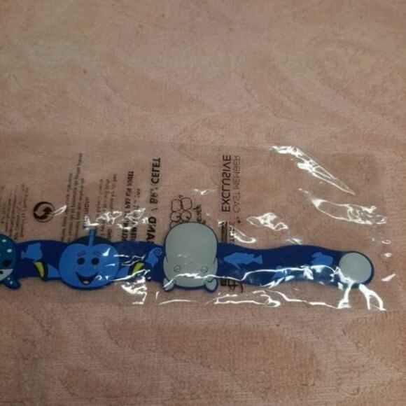 CAST MEMBER EXCLUSIVE 2016 Disney Store FINDING DORY Tsum Wristband Bracelet NEW - Picture 3 of 7